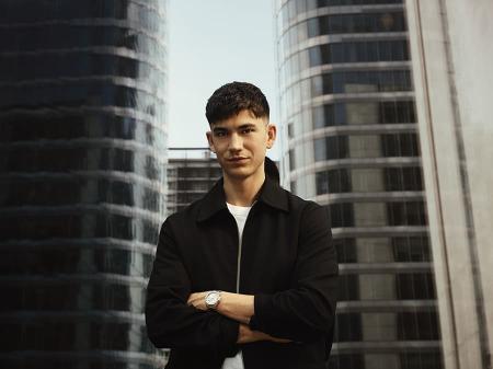 Đón ánh sáng mặt trời, sống không giới hạn cùng Archie Renaux