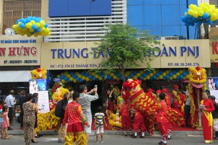 CÔNG TY PNJ RỘN RÀNG KHAI TRƯƠNG CHI NHÁNH MỚI